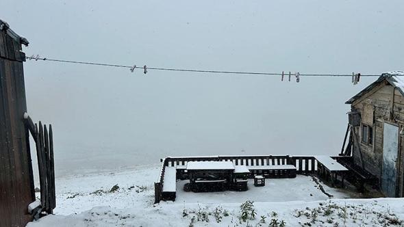 Rize'nin yükseklerine kar yağdı