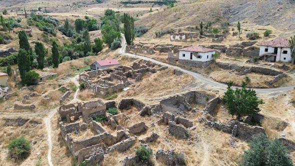 Göç nedeniyle terk edilen köyde yalnızca bir aile yaşıyor