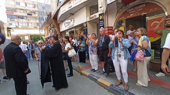 ABD ve Kanadalı hac yolcuları depremde hasar gören kilisede dua etti