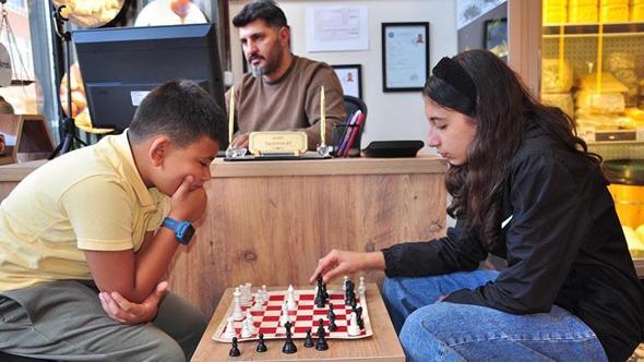 Şarküteride Kars kaşarı ödüllü satranç turnuvası