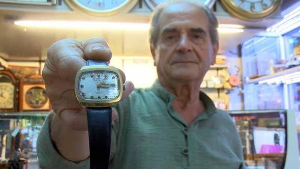 Parçaları tamirde kullanılmak için ayrılan yarım asırlık saat, bin 500 dolardan vitrine çıktı