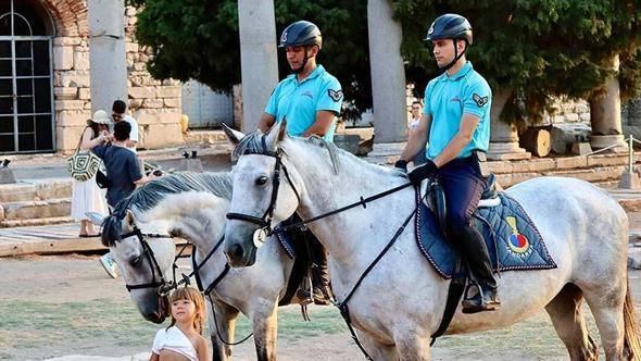 İzmir'de 12 ilçede atlı jandarma birlikleri görev yapıyor