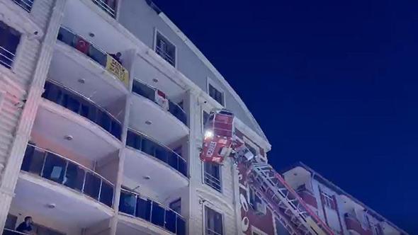 Yangın çıkan binada vatandaşlar, merdivenli itfaiye aracıyla tahliye edildi