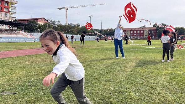 Edirne’de çocuklar, Gazze’de barış için uçurtma uçurdu