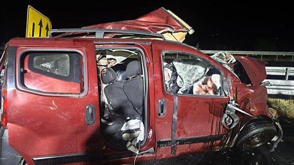 Aydın'da TIR ile hafif ticari araç çarpıştı: 3 ölü