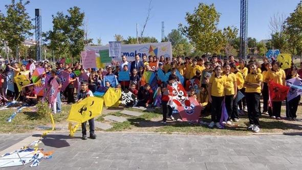 Kars'ta uçurtmalar Gazze’deki çocuklar için gökyüzüne bırakıldı