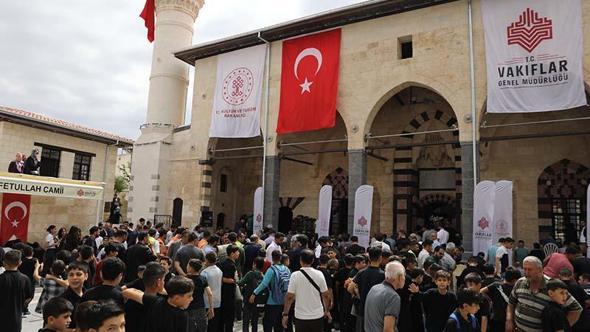 Depremde hasar gören Şeyh Fettullah Camii ibadete açıldı