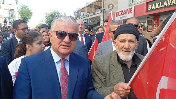 Atatürk'ün sesine benzeyen sesiyle tanınan emekli postacı, Onuncu Yıl Nutku'nu okudu