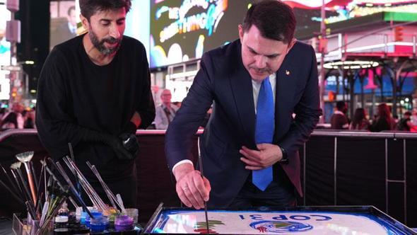 Bakan Kurum: Times Meydanı'nda ebru sanatımızla hem COP31 tanıtımını yapıyoruz hem hedeflerimizi paylaşıyoruz