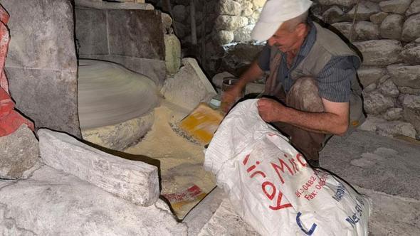 47 yıldır dede yadigarı su değirmenini işletiyor