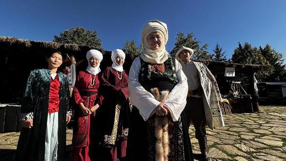 Geleneksel Kırgız kıyafetlerini yaşatıyor