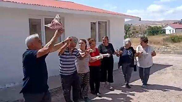 50 yıllık okul binasını imece usulü yenileyip, halayla kutladılar