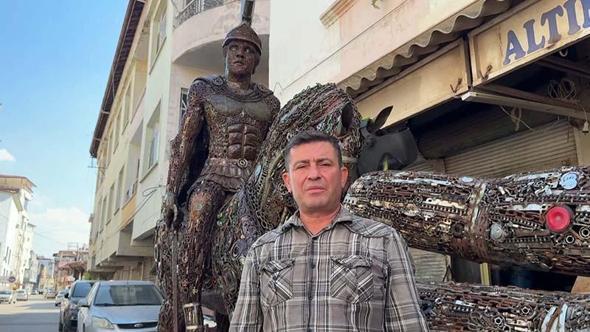 50 bin parça hurdayla Büyük İskender ve atı Bukefalos’un heykelini yaptı