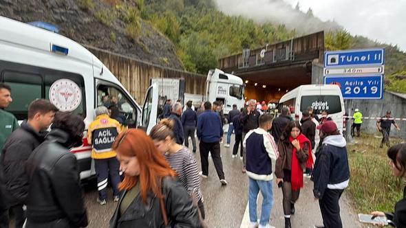 Minibüs ile TIR çarpıştı: 1 ölü, 11 yaralı