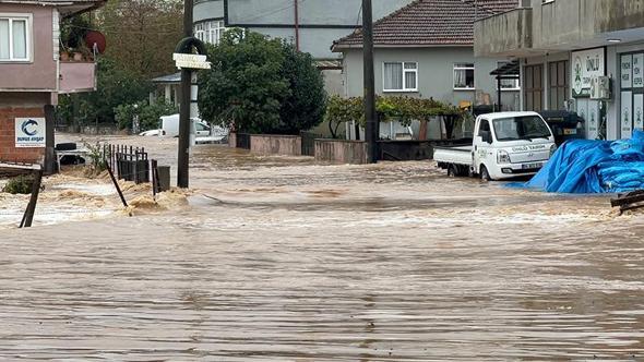 Sakarya Karasu'da dere taştı; su baskınları yaşandı