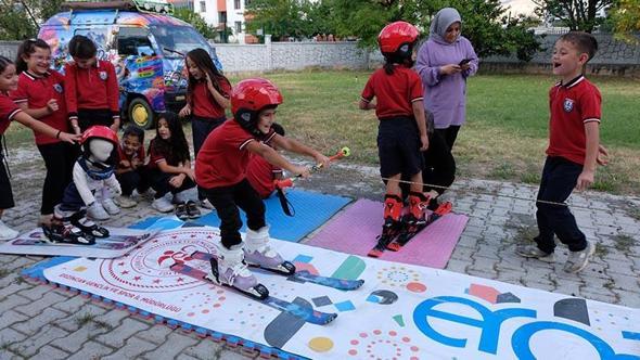 Okul bahçesinde oluşturulan pistle kayakla tanıştılar