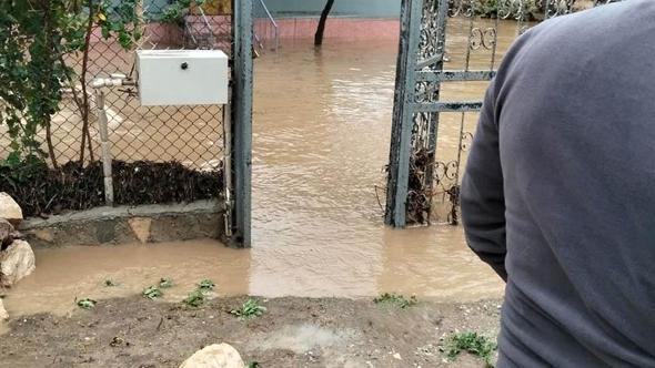 Mudanya'da sağanak su baskınına yol açtı, mahsur kalanlar kurtarıldı