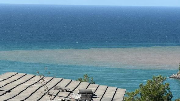 Sağanak sonrası Bartın Irmağı’nın döküldüğü noktada denizin rengi kahverengiye döndü