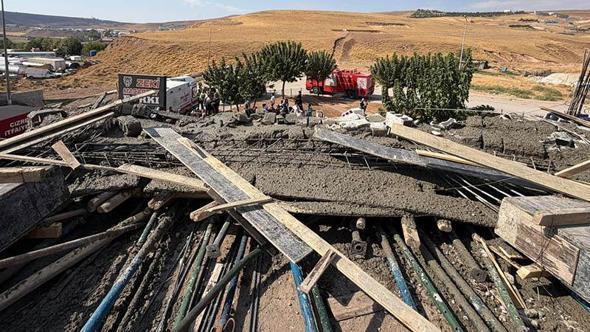Ev inşaatında beton dökümü sırasında çökme: 5 yaralı