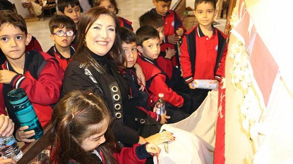 Binlerce el, tek bir bayrak; Isparta'da ilmek ilmek dokunan ay yıldız