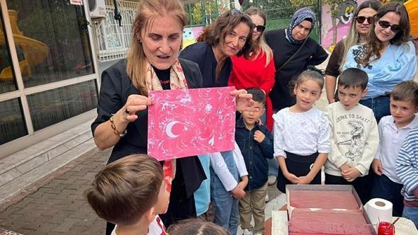 Minik eller ebru sanatıyla Türk bayrağı işledi