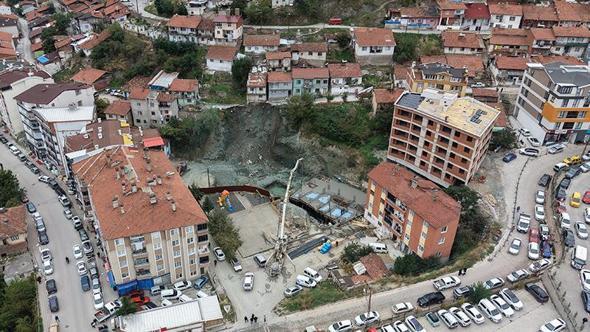 Tokat'ta yol çöktü, 2 katlı ev tahliye edildi
