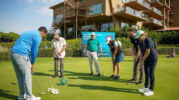 Astronotlar Belek'in tanıtımı için golf oynadı