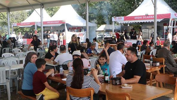 Adana Lezzet Festivali'ne 2'nci gününde yoğun ilgi