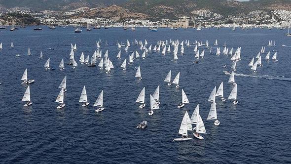 ILCA U21 Avrupa Şampiyonası Bodrum’da renkli görüntülerle başladı