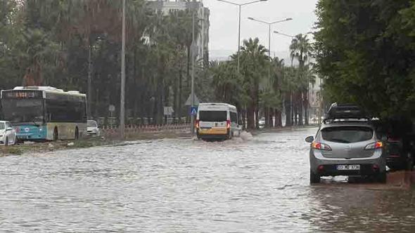 Mersin'de sağanak nedeniyle yolları su bastı