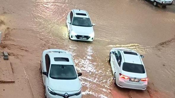 Adıyaman’da sağanak; araçlar suya gömüldü, caddeleri su bastı