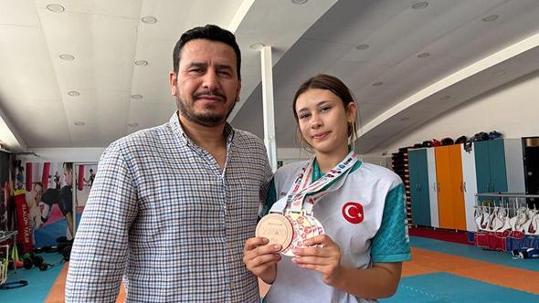 Babasının çocukluk hayalini gerçekleştirmek için başladığı kick boksta dünya 3’üncüsü oldu