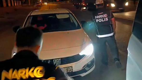 Polisin takibe alıp durdurduğu otomobilden 110 bin uyuşturucu hap çıktı
