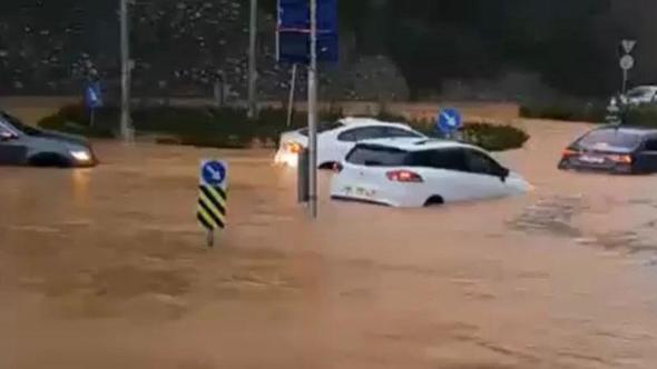 Beykoz’da sağanakla birlikte göle dönen yollarda, araçlarında mahsur kaldılar