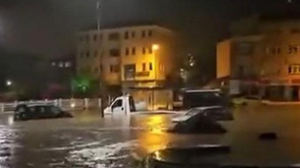 Yalova'da sel suları vatandaşı ve aracı sürükledi