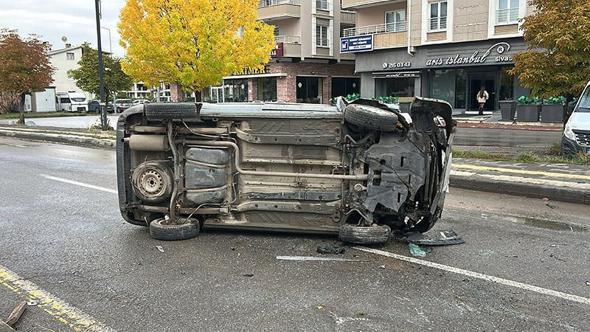 Sivas'ta hafif ticari araç devrildi: 4 yaralı