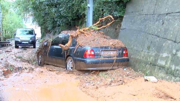 İstanbulda sağanak; yollar göle döndü