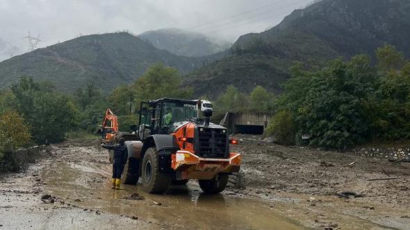 Sakarya'da heyelan nedeniyle 2 mahalleye ulaşımın sağlandığı yol kapandı