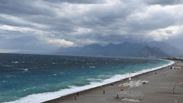 Antalya'da kuvvetli rüzgar ve sağanak etkili oldu