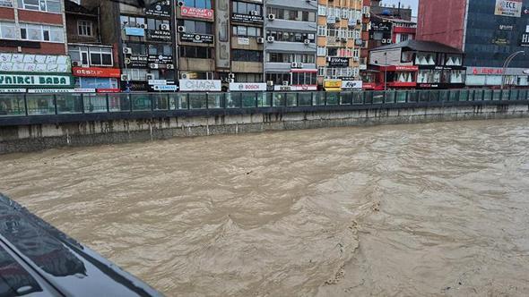 Zonguldak'ta sağanak; dereler taştı, istinat duvarı çöktü