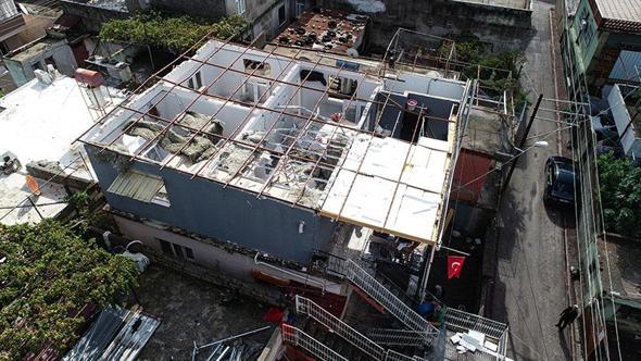 Kuvvetli rüzgarda çatısı uçan evin sahibi: Deprem oldu sandık