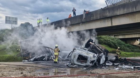 TIR, köprüden uçup yandı; şoförü atlayarak son anda kurtuldu
