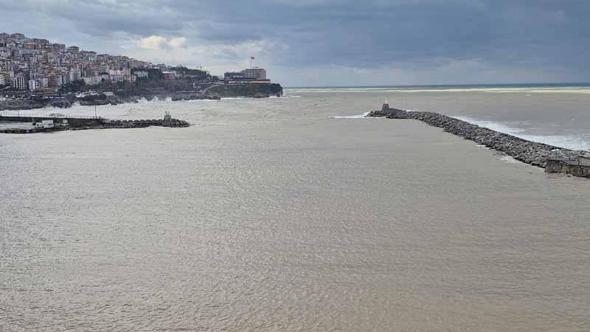 Zonguldak'ta sağanak sonrası denizin rengi değişti
