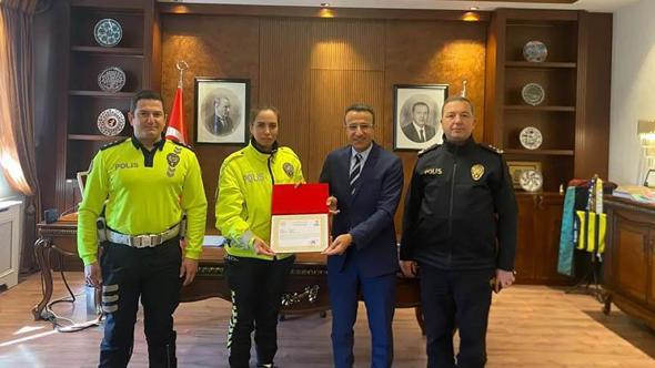 Yaralı ıslanmasın diye başında şemsiyeyle bekleyen kadın polise başarı belgesi