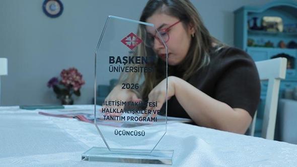 Üniversiteyi dereceyle bitiren serebral palsili Duru'nun hayali akademisyen olmak