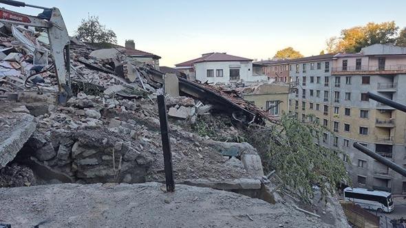 Zonguldak’ta çöken 3 katlı evin çevresindeki 7 bina tahliye edildi