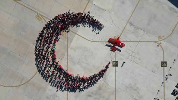 Cumhuriyet Bayramı'na özel koreografi; insanlar hilal, akrobasi uçağı yıldız oldu