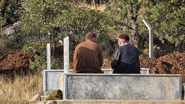 Eşi ve kendisi için mezar kazdırdı