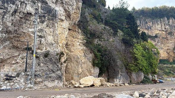 Amasra'da yola kaya parçaları düştü