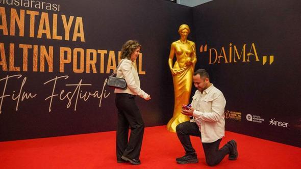 Altın Portakal'da 'film' gibi evlilik teklifi